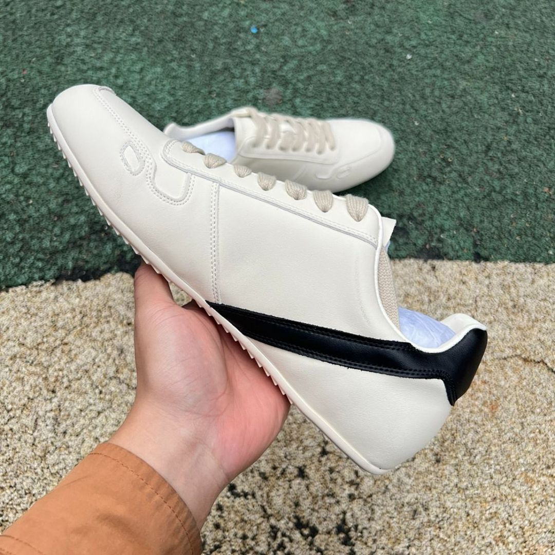 Unisex Cream Casual Low-Top Sneakers with Black Side Stripe