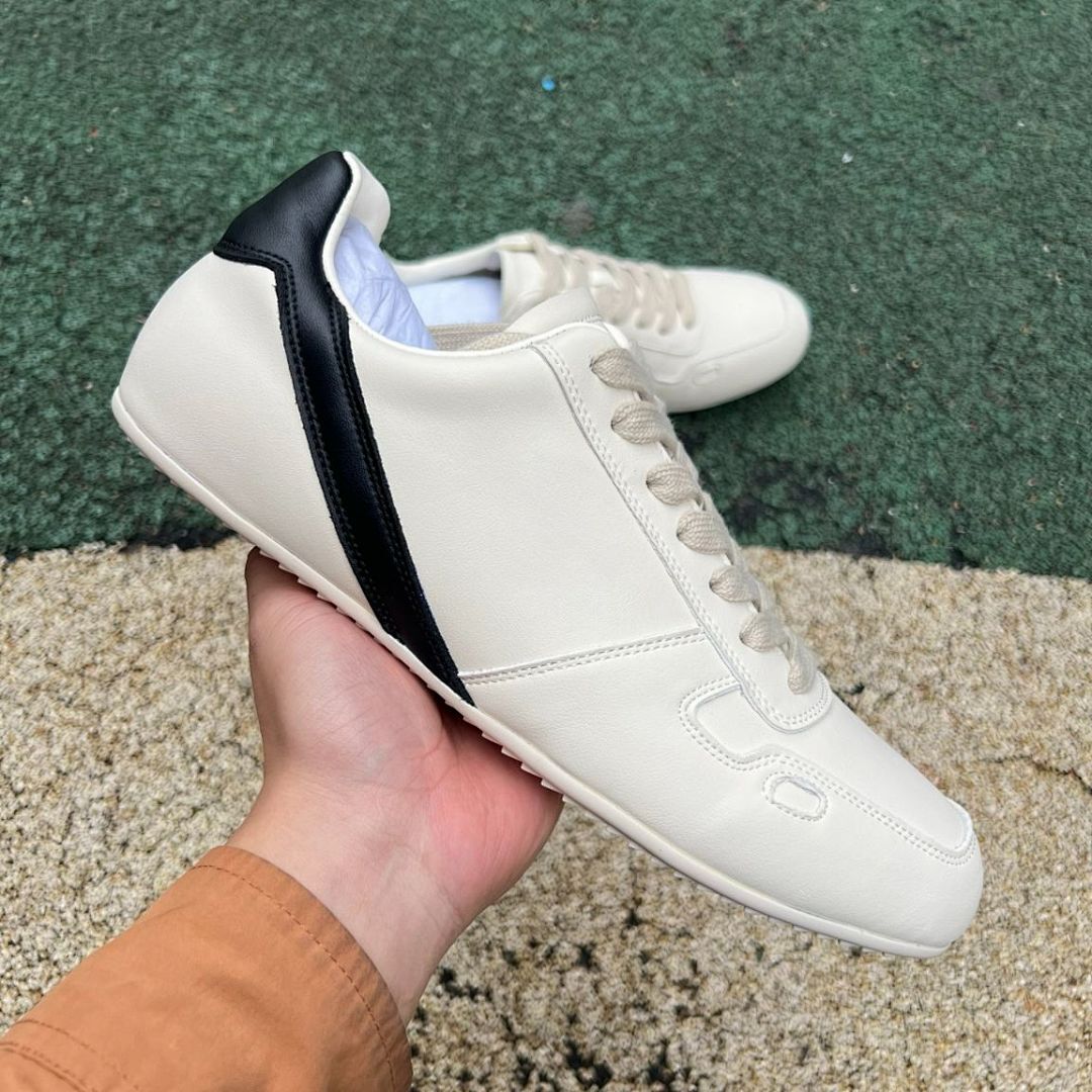 Unisex Cream Casual Low-Top Sneakers with Black Side Stripe